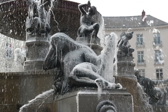 Statue Le Loiret bloquée sous la glace